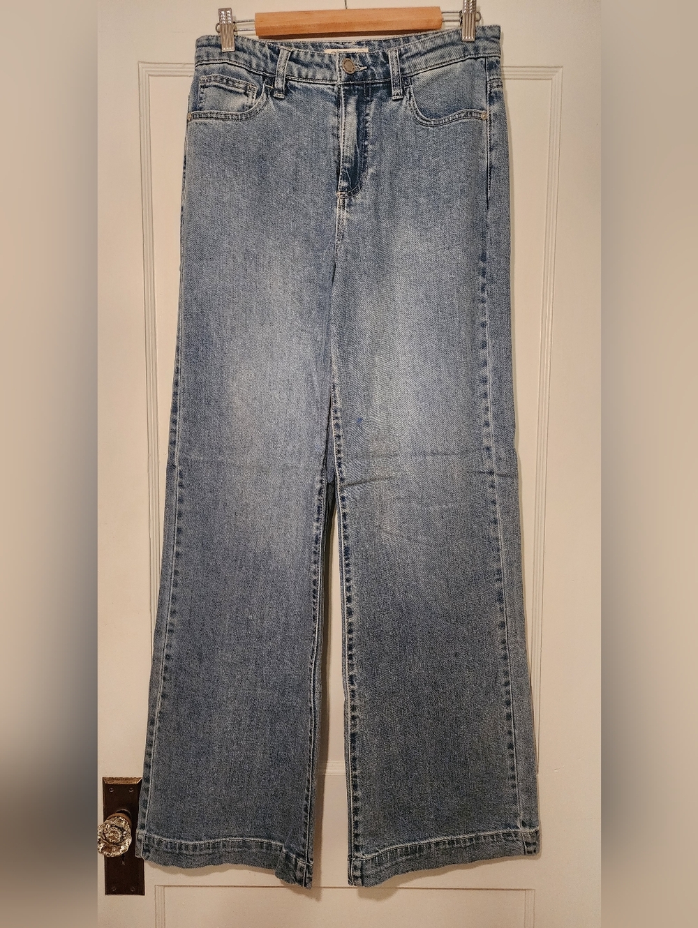 Classic Light Blue Wide-Leg Women’s Jeans